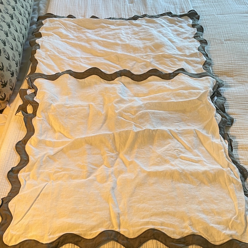 NWOT Pair of Scallop Shams